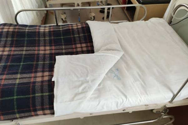 மருத்துவமனை ஊழியர்கள் எதிர்ப்பு 