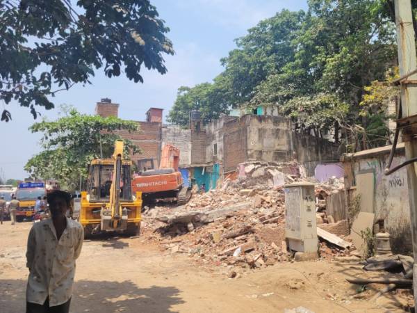 வீடுகள் இடிப்பதை நிறுத்த வேண்டும் 