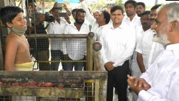 சிறுவனிடம் கலகலப்பு 