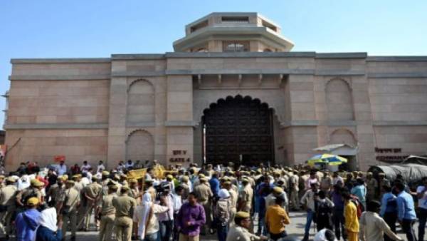 நீதிமன்றத்தில் வழக்கு 