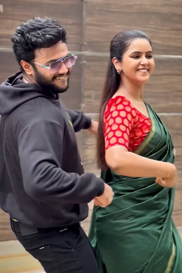 புடவையில் குத்தாட்டம் 