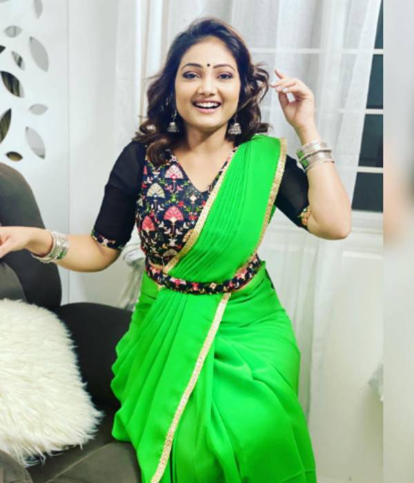 மகாராணி உடையில் 