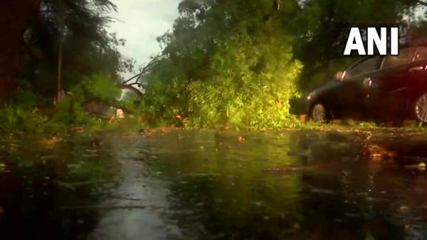 Delhi hit by heavy rain with strong wind 