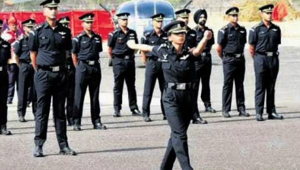 முதல் பெண் போர் விமானி 