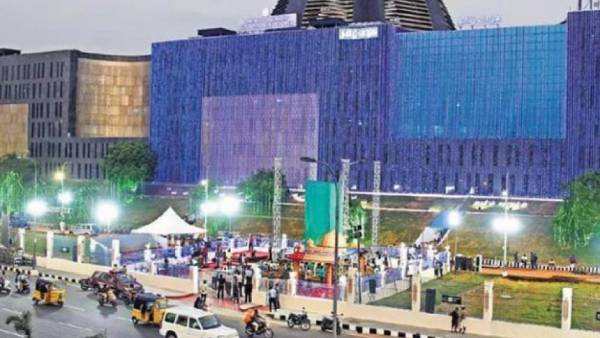 ஓமாந்தூரார் அரசினர் தோட்டத்தில் சிலை 