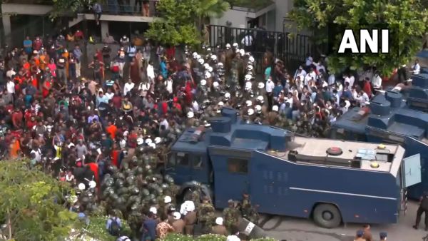 அதிபர் செயலாளர் அலுவலகம் முற்றுகை 