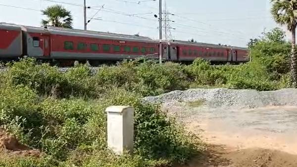 ரயில் முன்பு பாய்ந்து தற்கொலை 