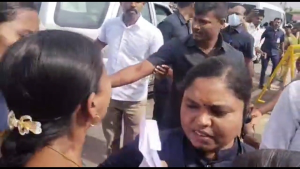 பெண்களிடம் உறுதியளித்த ஸ்டாலின் பெண்களிடம் உறுதியளித்த ஸ்டாலின்