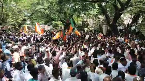ஆட்டோவில் சென்றார் 