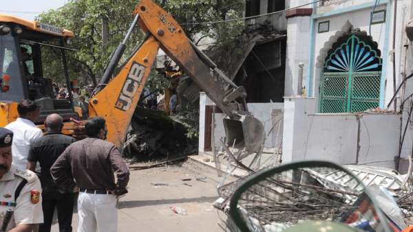 புல்டோசரில் இடிக்கப்பட்ட வீடுகள்