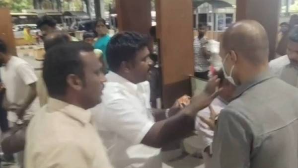 பாக்கெட்டில் பிரதமர் படம் 