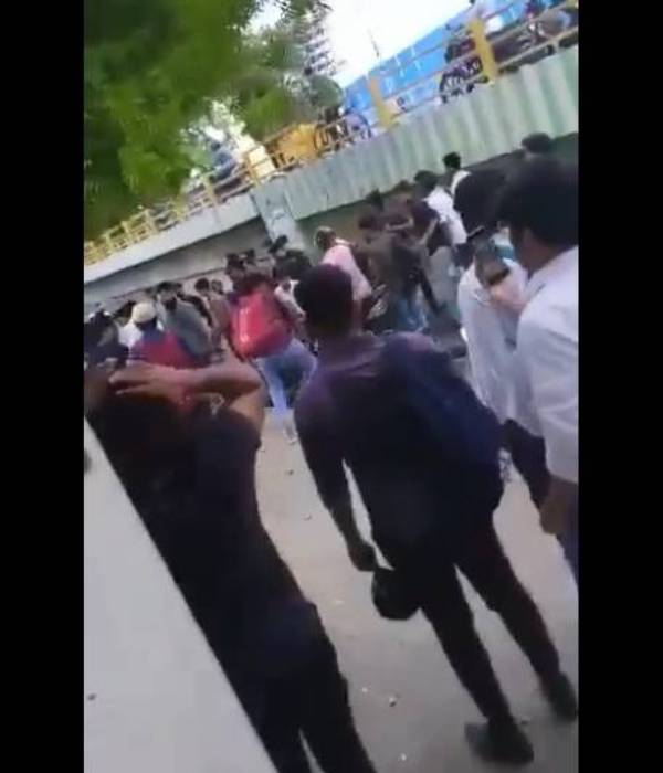 மாணவர்களுக்குள் மோதல் மாணவர்களுக்குள் மோதல்