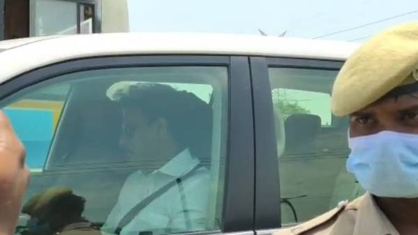 அமைச்சரின் கார் 