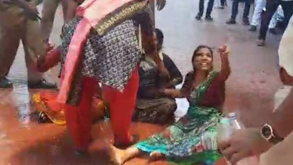 பெண்கள் தீக்குளிக்க முயற்சி 