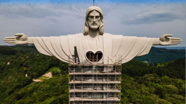  உயரமான சிலை