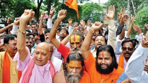 முஸ்லிம்களுக்கு எதிராக ஆயுதம் 