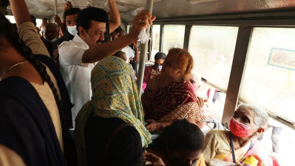 தயாளு அம்மாவிடம் ஆசி 