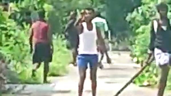 பொதுமக்களுக்கு மிரட்டல் பொதுமக்களுக்கு மிரட்டல்