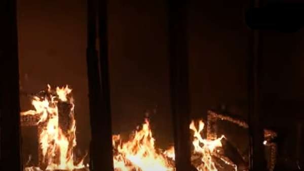 வீடுகளுக்கு தீ வைப்பு வீடுகளுக்கு தீ வைப்பு