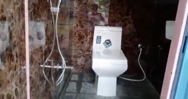 100 கழிப்பறைகள் அமைக்க...