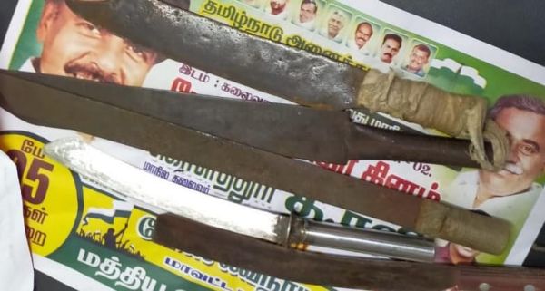  மதில் சுவரில் 8 பட்டாக்கத்தி 