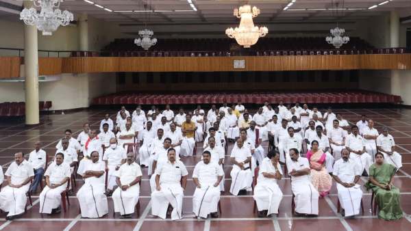 தொண்டர்கள் மகிழ்ச்சி 