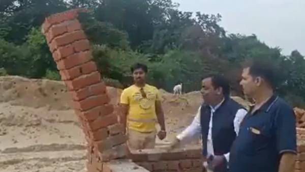  விழுந்த கல்லூரி சுவர் 