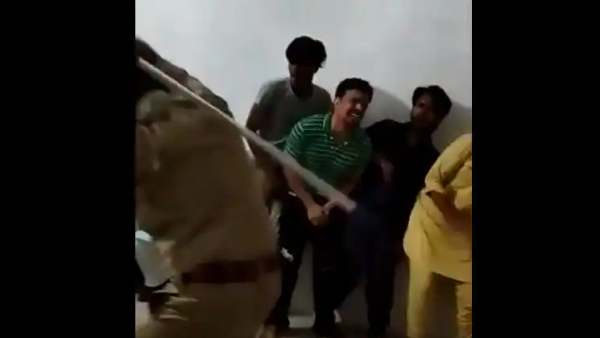 கதறகதற வெளுத்து வாங்கிய போலீஸ் கதறகதற வெளுத்து வாங்கிய போலீஸ்