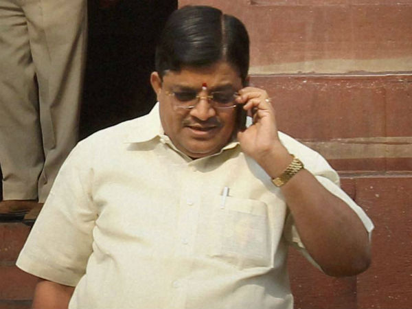 மைத்ரேயன் வெளியேறினார் 