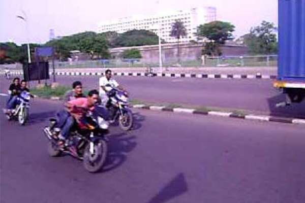 கூச்சலிட்டு அச்சுறுத்தல்