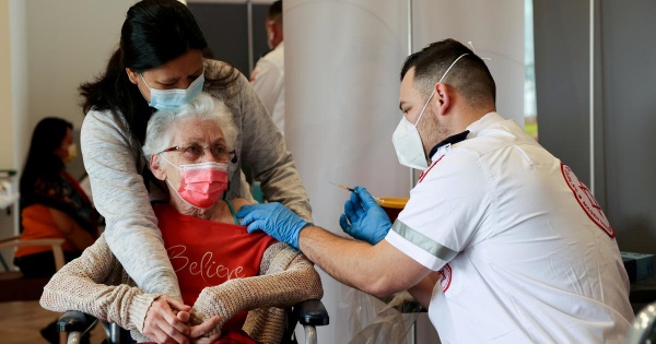 60 வயது நிரம்பியவர்களிடம் கவனம் 60 வயது நிரம்பியவர்களிடம் கவனம்