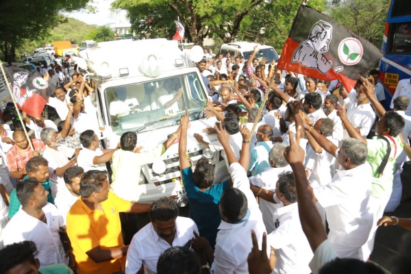 பட்டாசு வெடித்து வரவேற்பு