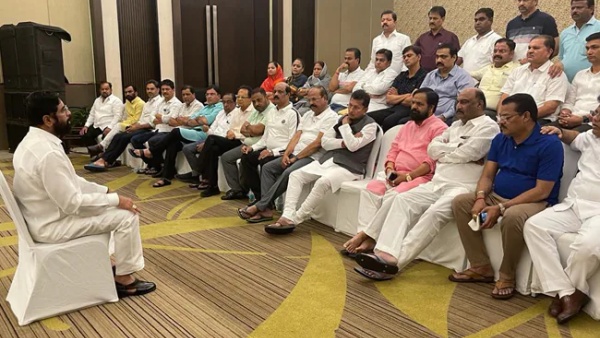 அசாமில் முகாமிட்ட எம்எல்ஏ-க்கள்