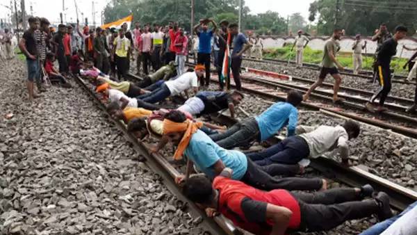 உத்தர பிரதேசத்தில் பஸ்கள் சேதம் 