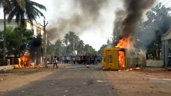  வெடித்த வன்முறை 