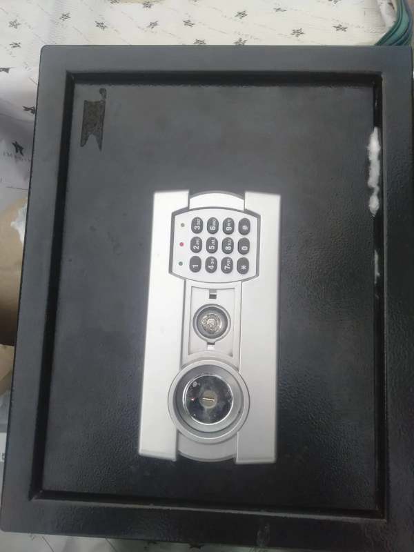 சாலையில் மர்ம பெட்டி 