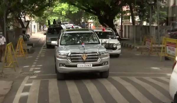  குறுக்கே புகுந்த பைக் 