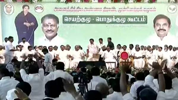 விழா மேடையில் 