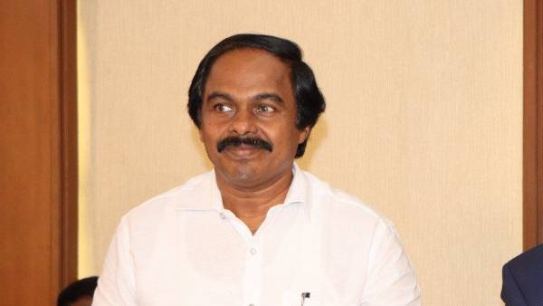 சிரித்தார் 