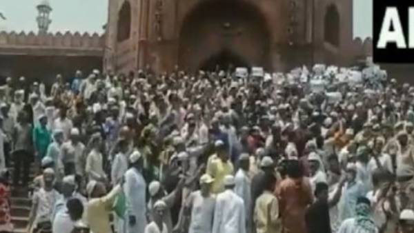 கர்நாடகாவில் தொங்கவிடப்பட்ட உருவ பொம்மை கர்நாடகாவில் தொங்கவிடப்பட்ட உருவ பொம்மை