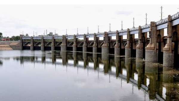 அதிகாரிகளுடன் ஆலோசனை 