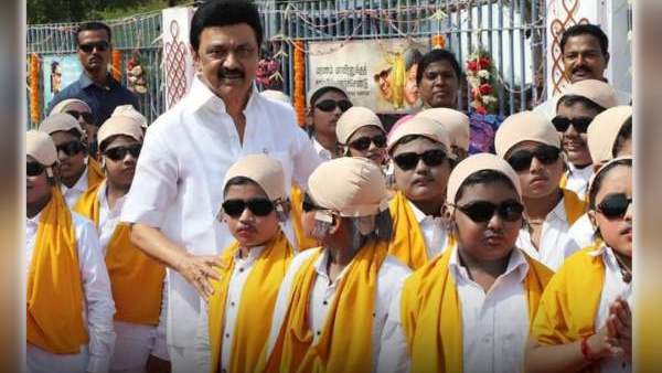  சிலை முன்பு சிறுவர்கள் 