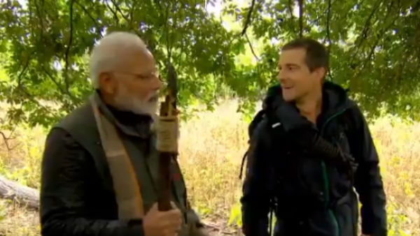 முதலையை பிடித்த பிரதமர் 