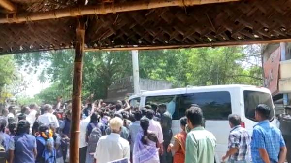 ரோஜா பூ அளித்தார் 