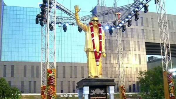  மாலை அணிவித்து மரியாதை