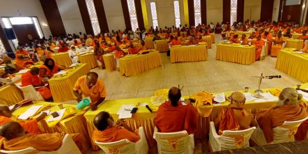 துறவியர் மாநாட்டில் தீர்மானம் துறவியர் மாநாட்டில் தீர்மானம்