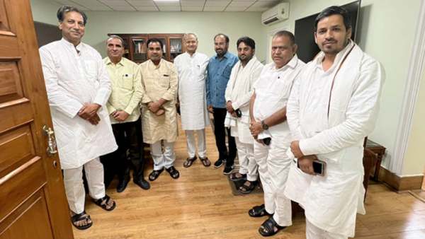 ரெசார்ட்டில் காங்கிரஸ் எம்எல்ஏக்கள் 