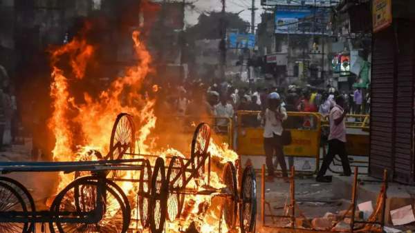 நாடு முழுவதும் வெடித்த போராட்டம் 