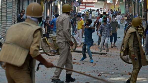 சிறுவர்களை பயன்படுத்தி கல்வீச்சு சிறுவர்களை பயன்படுத்தி கல்வீச்சு