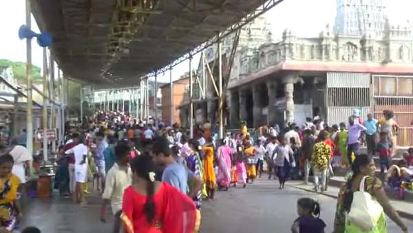 குவியும் பக்தர்கள் குவியும் பக்தர்கள்